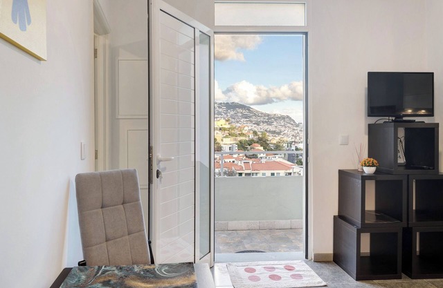 Vacation home 'Funchal' with sea view, balcony and Wi-Fi