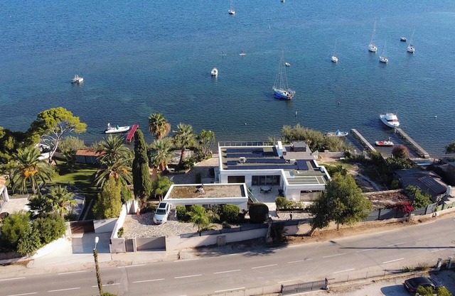 Vacation home right on the water, ideal for families and water sports enthusiasts.