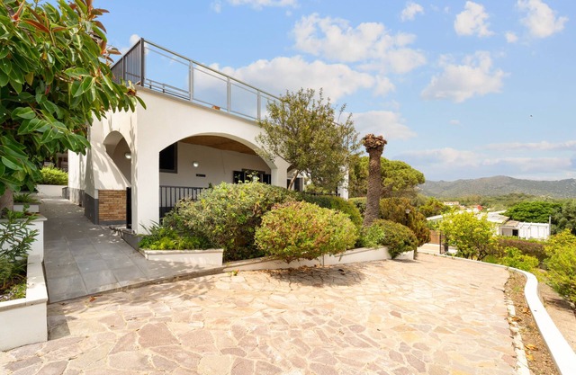 Vacation Home "Villa Matteo Suite" with Sea View, Shared Pool & Wi-Fi