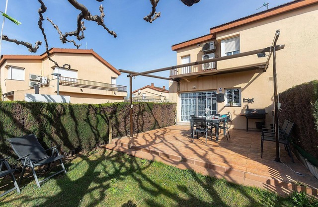Vacation rental in Roses, Costa Brava: Large house with pool and garden, 1200m from the beach. Book now for an unforgettable vacation!