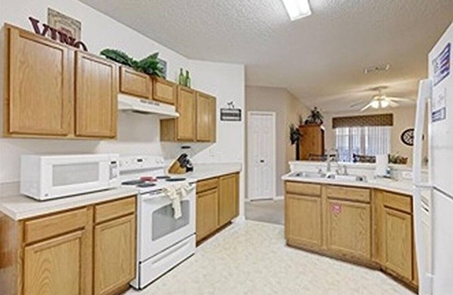 Vacation Villa - Free WIFI - Private Pool - Near Disney Area
