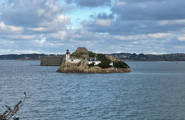 Vacations with family or friends by the sea