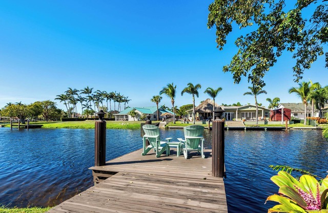 VacationSunwind:Delray Bch home! SW Pool, Fish, Dock, Water front, Close to Bch