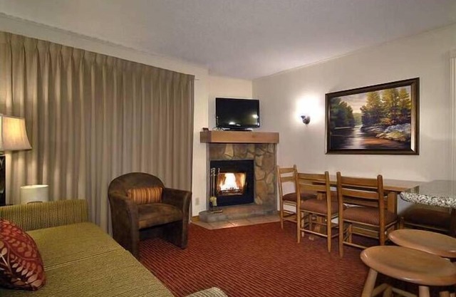 Vail and Beaver Creek Epic Pass skiers! 1 Br + murphy bed sleeps 4 hotel Avon CO
