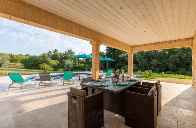 Val Da Pia is a modern Périgord-style villa