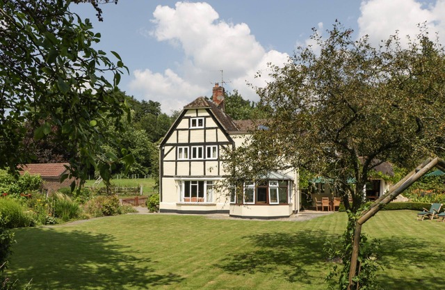 VALLEY HOUSE, pet friendly, luxury holiday cottage in Devizes
