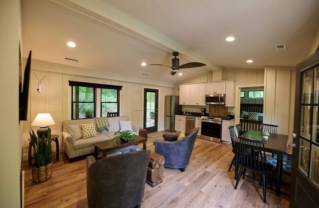 Valley Overlook, Peninsula, Ohio - Luxury Cabin adjoins National Parkn