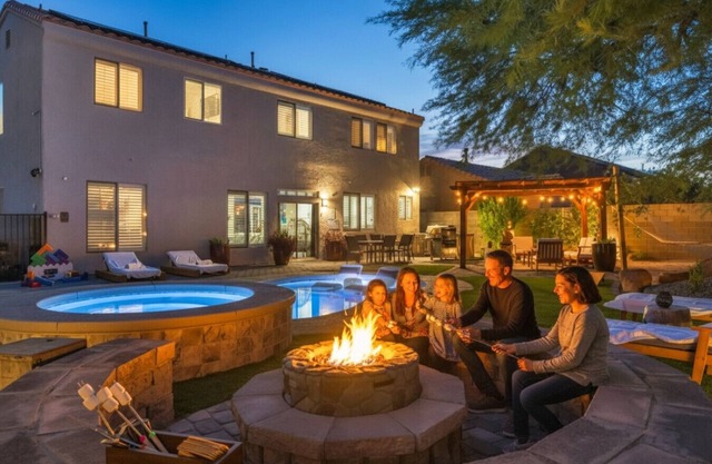 Vegas 6BR Dream Paradise: Pool, Hot Tub & Games