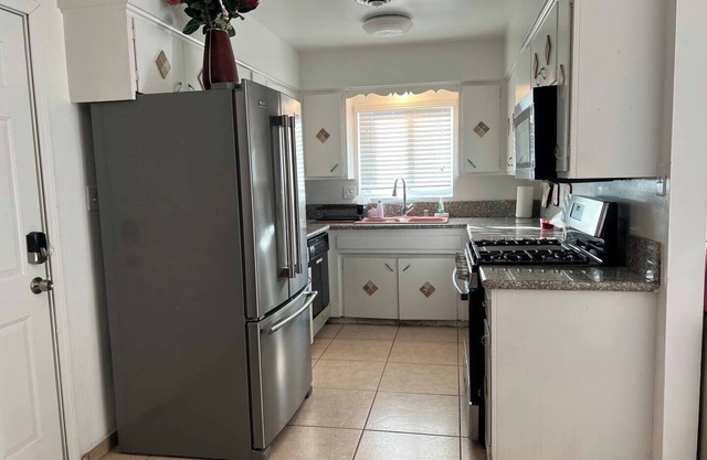 Vegas house 3mile away from strip:8 bed 3 sofa bednn