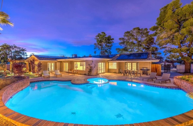 Vegas Mansion: Pool, Spa, Sauna, Theatre, By STRIP
