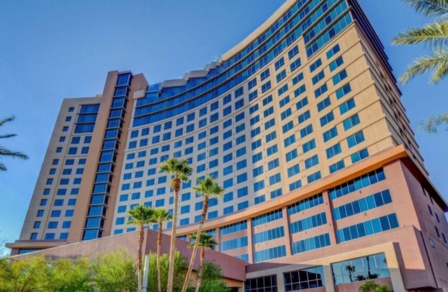 Vegas Studio - Pools, Hot Tubs, and Shuttle to the Strip!