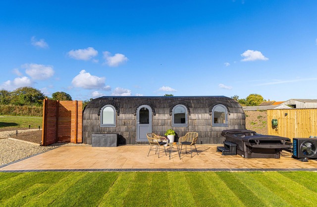 VEIKO - MAYFLOWER MEADOW, romantic, with hot tub in Brandesburton