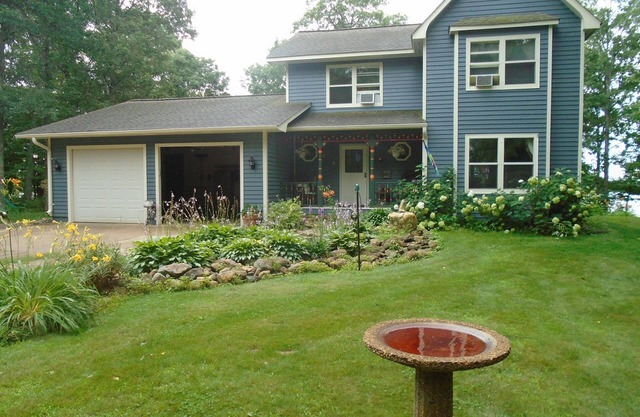 VELVET SPRINGS Farmhouse on 6 Acres/300 Feet of Private Lakeshore (free pontoon