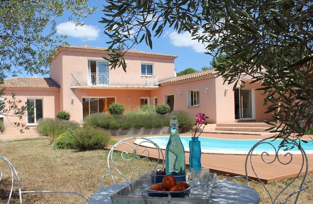Very beautiful contemporary Provencal villa 10 minutes from Nîmes