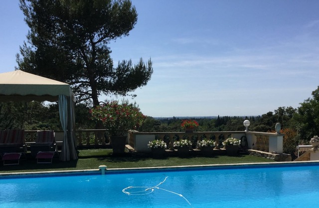Very beautiful Gîte with sharing pool close to Eygalières - 2 people