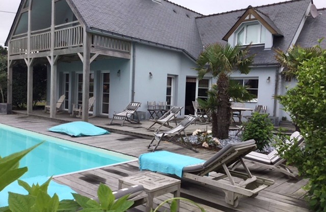 Very beautiful villa 200m from the beach, haven of peace with heated pool