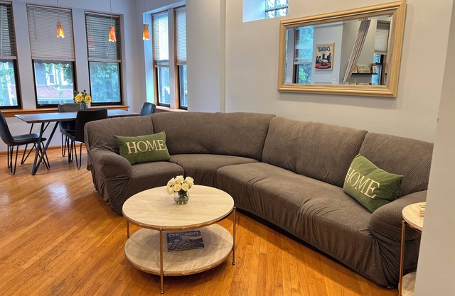 Very clean, cozy IRVING PARK & ELSTON FREE STREET PARKING