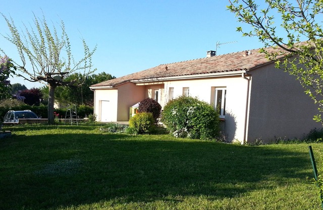 Very functional house, pool, quiet spa in historic country.