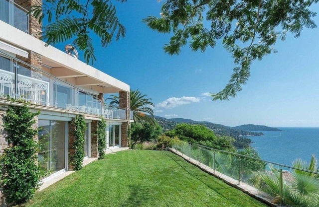 Very large contemporary villa - Panoramic sea view - Garden