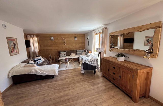 Very nice apartment, 6 bedrooms, 5 bathrooms, walking distance to the slopes