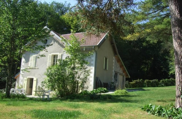 Very pretty house on the edge of the forest with wooded park 3mn from Ornans