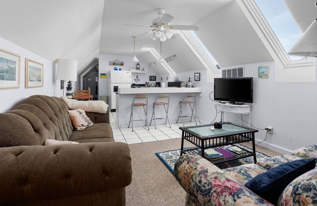 Very Private Location, 2nd Floor, Personal Hot Tub, WiFi, AC, Pet Friendly
