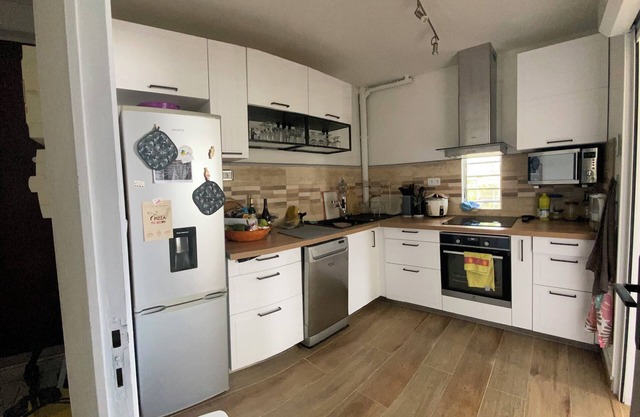 Very quiet T3 rental with small garden, close to all amenities.