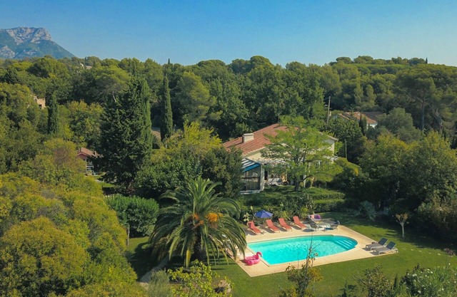 Very quiet 2 br apartment - Pool, private backyard - close to beaches