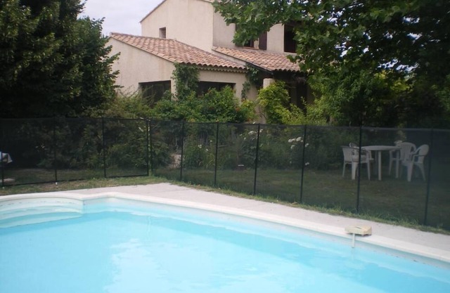 Very quiet villa with fenced garden and private pool near Luberon
