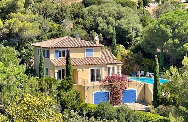 Very quietly located 8-person villa with beautiful sea views and private pool.