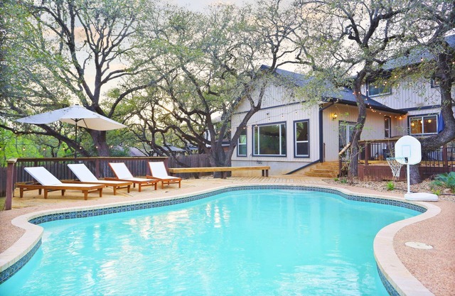 Very Spacious 5-bed w/Pool, Hot Tub, Mini Golf, Game Room, Playground and More!
