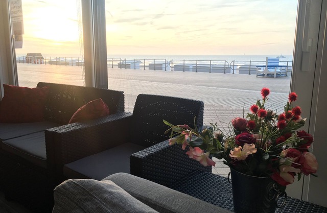 Very Spacious Ground Floor Luxury Apartment (4-8 Pers) with Sea View and Garage