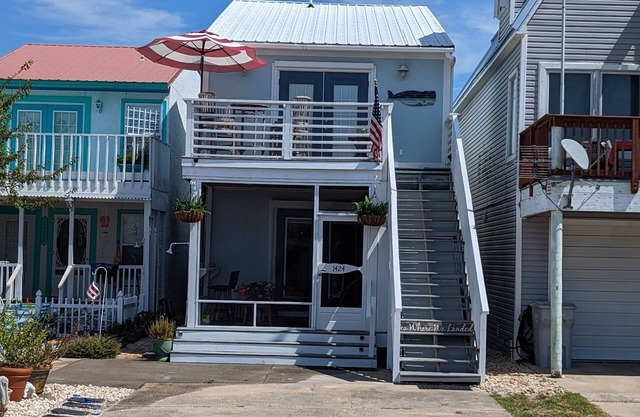 Very Spacious! Recently updated decor and Beachy casual. Upstairs house.