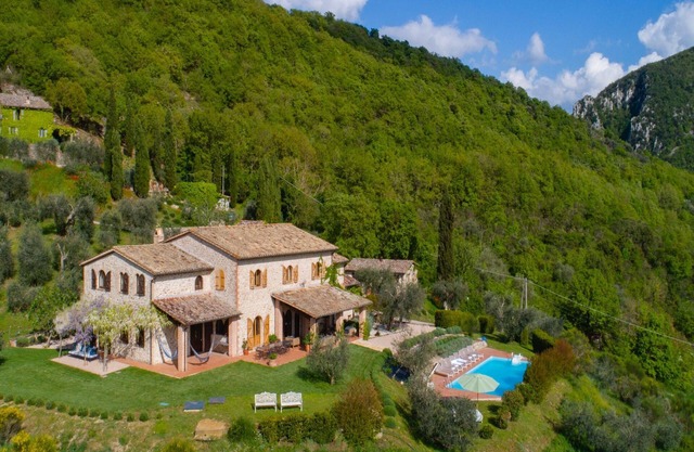 Villa in Umbria with Private Pool and Valley Views
