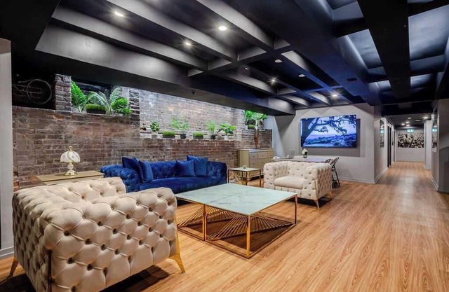 Vibe Queen – Central Montreal