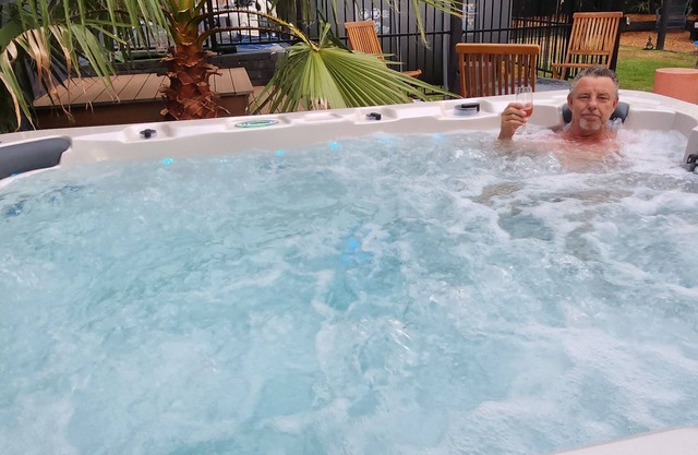 Vibin' Fun House 400meters (5 min walk) to D'Albora Marinas.nOutdoor Span