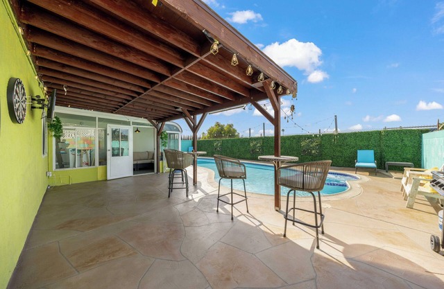 Vibrant 5BR/2BA Ranch Home w/Pool l King Bed 2000 Sqft -Disneyland!