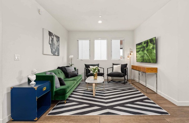 Vibrant Art Deco 2 Bedroom Apartment