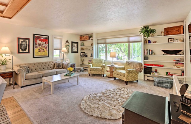 Vibrant downtown home & studio with fireplaces & bikes - walk everywhere
