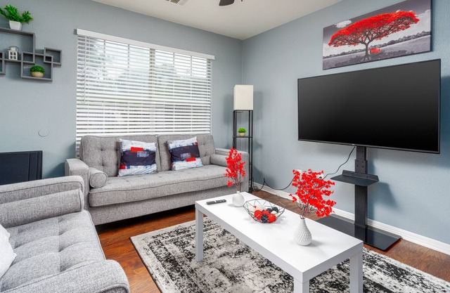 VIBRANT GREAT ESCAPE|4 MILES TO DOWNTOWN|GAME ROOM|FIREPIT