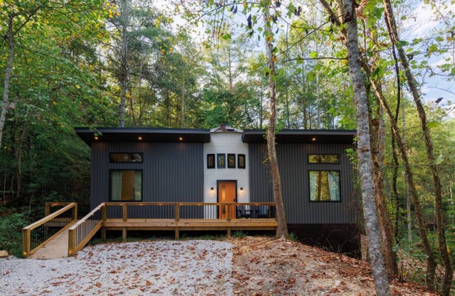 Vibrant Silo House | Hot Tub | Sleep 6 | King Beds