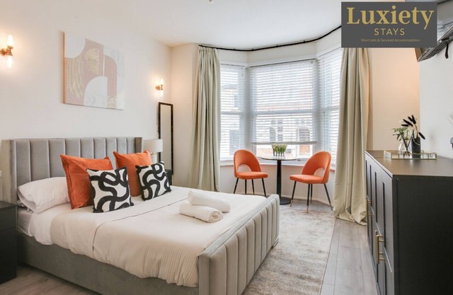 Vibrant & Stylish Studio City Centre Nr High Street by Luxiety Stays