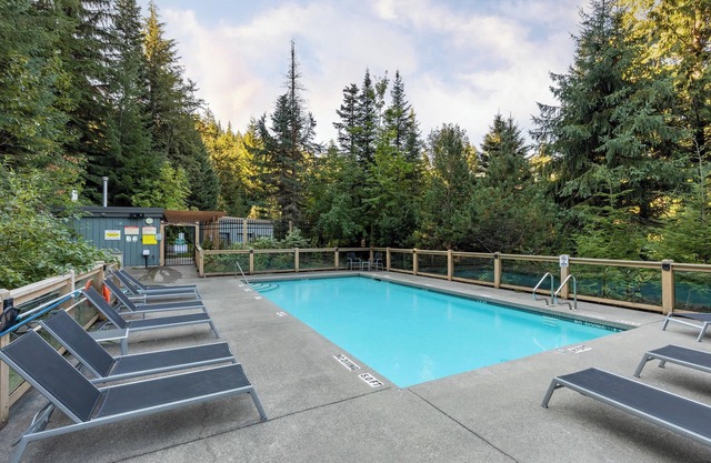 Vibrant townhouse w/hot tub & ski access