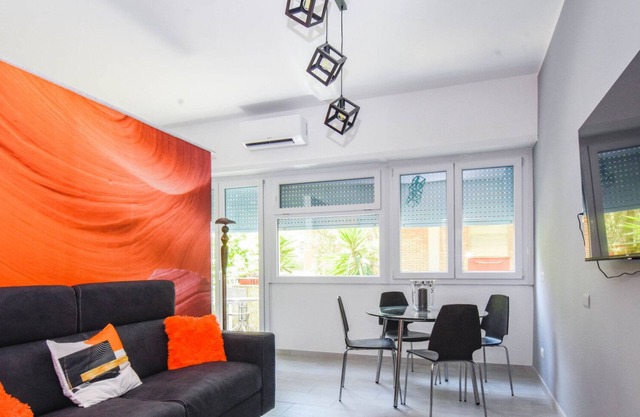 Vibrantly colored apartment on Salvatore Pincherle Street for 4 to four ospi