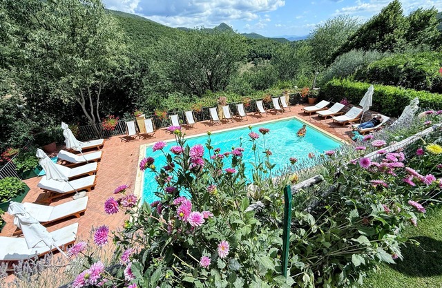 Vicolo - sleeps 5 with air con, wifi, balcony for dining and pool