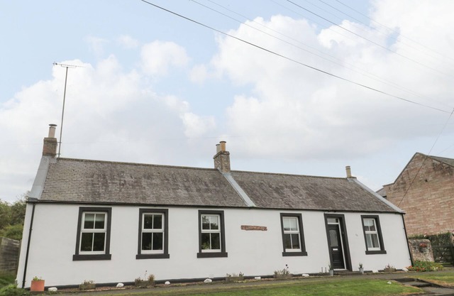 VICTORIA COTTAGE, pet friendly, with open fire in Norham