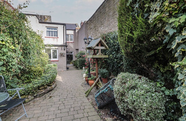 VICTORIA COTTAGE, pet friendly, character holiday cottage in Amble