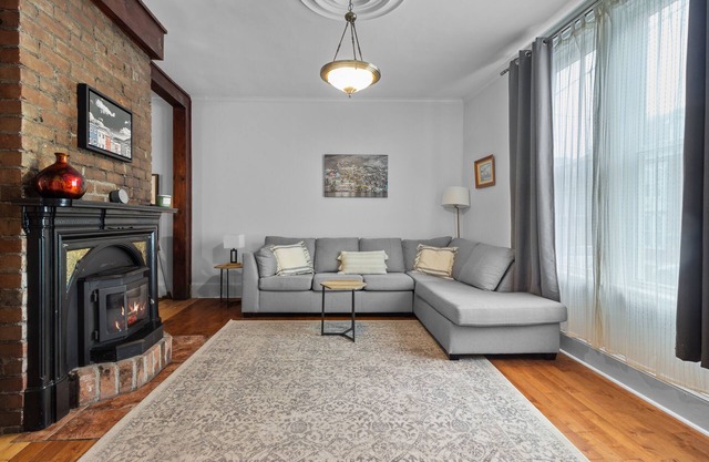 Victoria Family Home | King | Patio | 2 Ba | BBQ