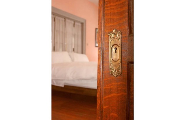 Victorian 1BR : King Bed : Fantastic Location