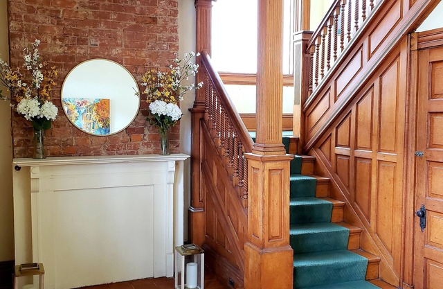 Victorian Beauty turned condo - 5 min to downtown!